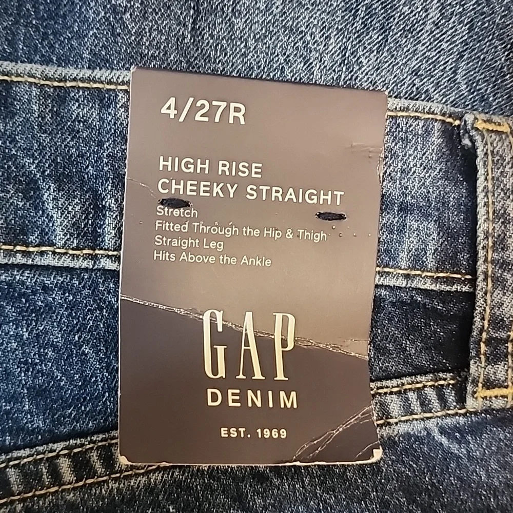 NWT Gap high rise cheeky straight jeans (Raw Hem)